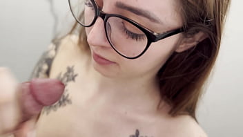 La empleada de la cafetería entra en mi auto y drena mis bolas