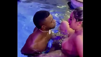 Botei nessa puta safada na beira da piscina