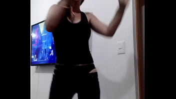 Androyrena se goza a mover el cuerpo