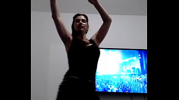 Androyrena se goza a mover el cuerpo