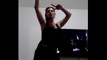 Androyrena se goza a mover el cuerpo