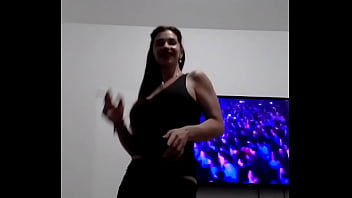 Androyrena se goza a mover el cuerpo