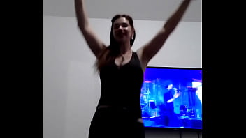 Androyrena se goza a mover el cuerpo