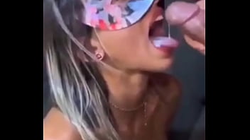 Obriguei meu corno a me beijar com a boca suja de porra de outro macho