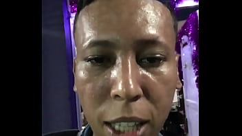 Disfrutando en un barrio popular de la isla de san andrés con el bow del natania y su buena música