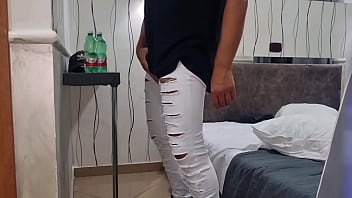 Annusalo e succhialo guarda come sborro forte apri la bocca che ti metto il cazzo in gola