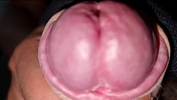 Annusalo e succhialo guarda come sborro forte apri la bocca che ti metto il cazzo in gola