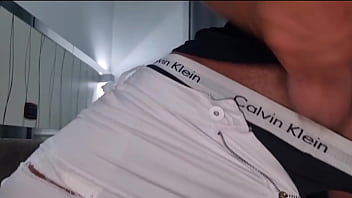 Annusalo e succhialo guarda come sborro forte apri la bocca che ti metto il cazzo in gola