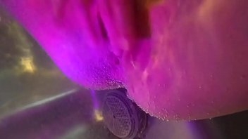 Elle se doigte dans son jaccuzi