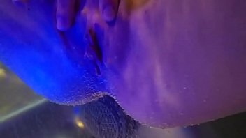 Elle se doigte dans son jaccuzi