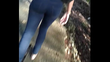 Nice booty walking by in tight jean gostosa