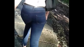 Nice booty walking by in tight jean gostosa