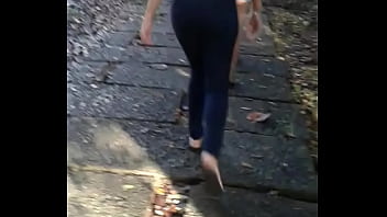 Nice booty walking by in tight jean gostosa