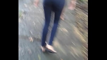 Nice booty walking by in tight jean gostosa