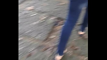 Nice booty walking by in tight jean gostosa