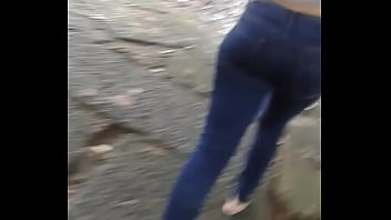 Nice booty walking by in tight jean gostosa