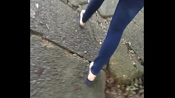 Nice booty walking by in tight jean gostosa