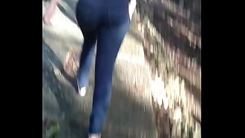 Nice booty walking by in tight jean gostosa