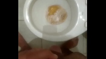 Quero mijar em você me deixa mijar em você não quer um banho de urina