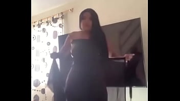Joven latina se pone a bailar