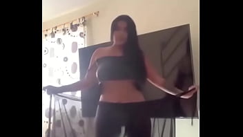 Joven latina se pone a bailar