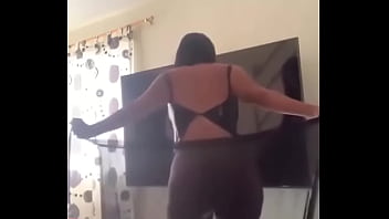 Joven latina se pone a bailar