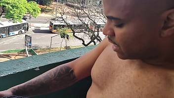 Desejo de grávida trepou na sacada do 9 andares e ficou por um fio