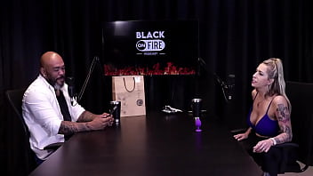 Loira mostra os peitos depois de falar que se estressou com ator na cena é atriz de fetiche não gosta de sexo anal e o jogo do mama senta ou passa julia fontanelli watch sheer red