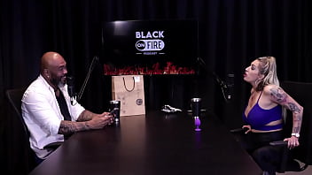 Loira mostra os peitos depois de falar que se estressou com ator na cena é atriz de fetiche não gosta de sexo anal e o jogo do mama senta ou passa julia fontanelli watch sheer red