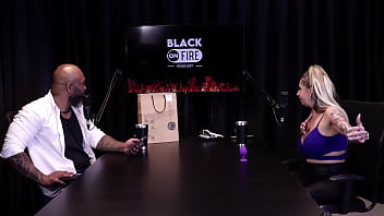 Loira mostra os peitos depois de falar que se estressou com ator na cena é atriz de fetiche não gosta de sexo anal e o jogo do mama senta ou passa julia fontanelli watch sheer red