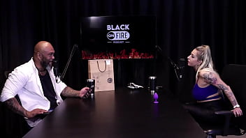 Loira mostra os peitos depois de falar que se estressou com ator na cena é atriz de fetiche não gosta de sexo anal e o jogo do mama senta ou passa julia fontanelli watch sheer red