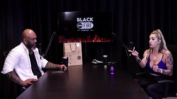 Loira mostra os peitos depois de falar que se estressou com ator na cena é atriz de fetiche não gosta de sexo anal e o jogo do mama senta ou passa julia fontanelli watch sheer red