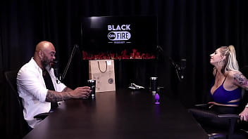 Loira mostra os peitos depois de falar que se estressou com ator na cena é atriz de fetiche não gosta de sexo anal e o jogo do mama senta ou passa julia fontanelli watch sheer red