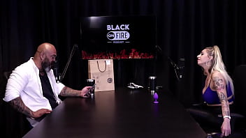 Loira mostra os peitos depois de falar que se estressou com ator na cena é atriz de fetiche não gosta de sexo anal e o jogo do mama senta ou passa julia fontanelli watch sheer red