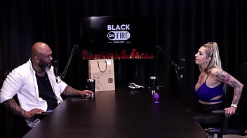 Loira mostra os peitos depois de falar que se estressou com ator na cena é atriz de fetiche não gosta de sexo anal e o jogo do mama senta ou passa julia fontanelli watch sheer red