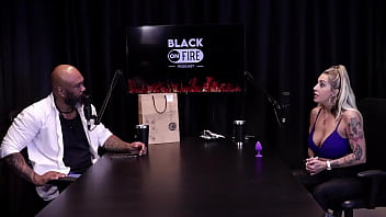 Loira mostra os peitos depois de falar que se estressou com ator na cena é atriz de fetiche não gosta de sexo anal e o jogo do mama senta ou passa julia fontanelli watch sheer red