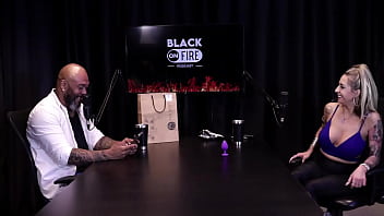 Loira mostra os peitos depois de falar que se estressou com ator na cena é atriz de fetiche não gosta de sexo anal e o jogo do mama senta ou passa julia fontanelli watch sheer red