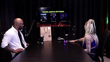 Loira mostra os peitos depois de falar que se estressou com ator na cena é atriz de fetiche não gosta de sexo anal e o jogo do mama senta ou passa julia fontanelli watch sheer red