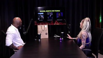 Loira mostra os peitos depois de falar que se estressou com ator na cena é atriz de fetiche não gosta de sexo anal e o jogo do mama senta ou passa julia fontanelli watch sheer red