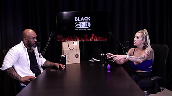 Loira mostra os peitos depois de falar que se estressou com ator na cena é atriz de fetiche não gosta de sexo anal e o jogo do mama senta ou passa julia fontanelli watch sheer red