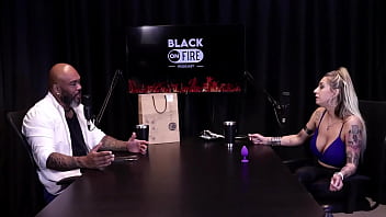 Loira mostra os peitos depois de falar que se estressou com ator na cena é atriz de fetiche não gosta de sexo anal e o jogo do mama senta ou passa julia fontanelli watch sheer red