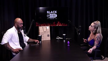 Loira mostra os peitos depois de falar que se estressou com ator na cena é atriz de fetiche não gosta de sexo anal e o jogo do mama senta ou passa julia fontanelli watch sheer red