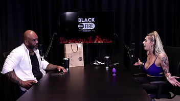 Loira mostra os peitos depois de falar que se estressou com ator na cena é atriz de fetiche não gosta de sexo anal e o jogo do mama senta ou passa julia fontanelli watch sheer red