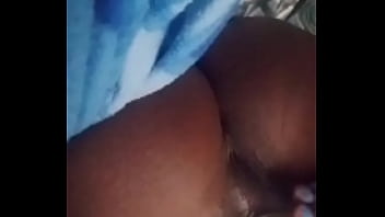 She squirts hard on the hospital bed