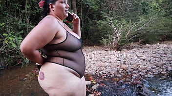 Sexo al aire libre en un rio mamando una gran verga
