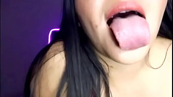 Un seguidor me regala un vestido y se lo modelo termino masturbandome