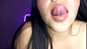 Un seguidor me regala un vestido y se lo modelo termino masturbandome