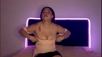 Un seguidor me regala un vestido y se lo modelo termino masturbandome