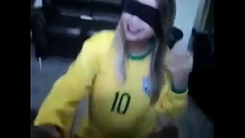 Com os olhos vendados