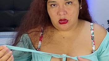 Latina sexy influencer quiere darle una mamada profunda a sus tacones altos para complacer a un seguidor